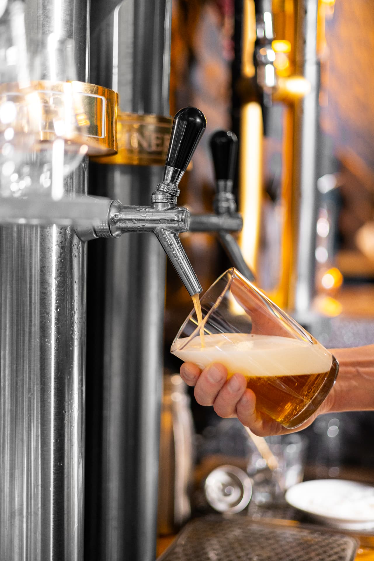 Blond speciaalbier wordt getapt aan de bar van een brouwerij