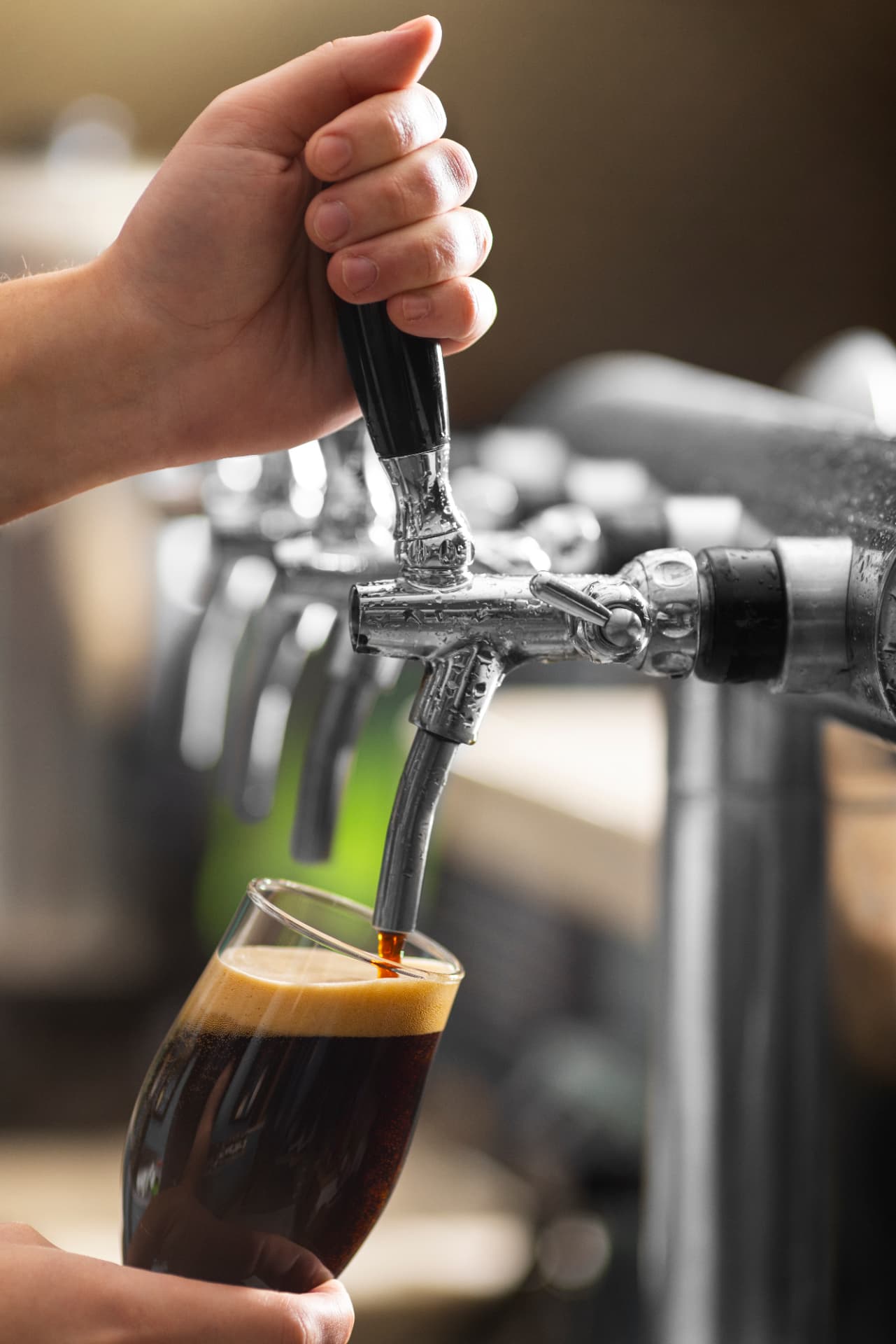 Donker speciaalbier wordt getapt in een brouwerij