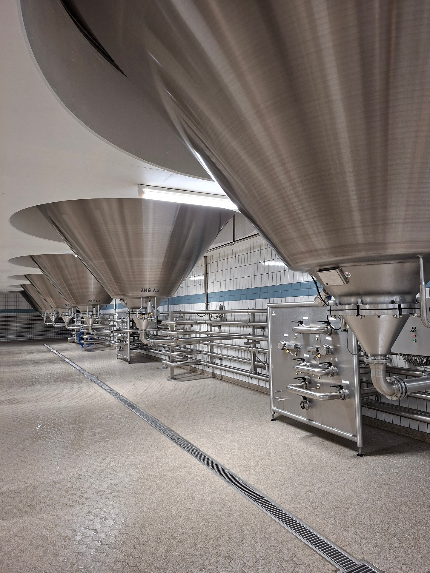 Rvs gistingstanks in een professionele brouwerij