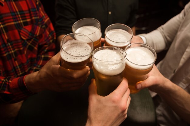Vrienden proosten met bierglazen